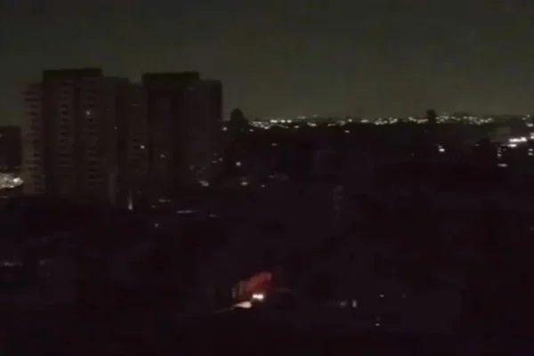 Apagão em SP aconteceu em decorrência de um temporal na sexta-feira (11/10). 250 mil imóveis ainda estão sem energia nesta terça-feira (15). Enel - Metrópoles