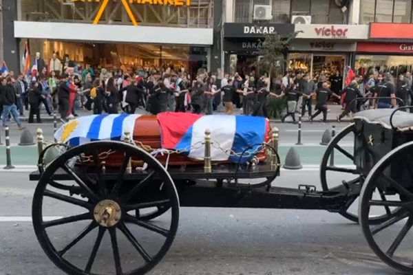 Imagem colorida de cortejo de Mujica - Metrópoles