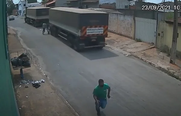Vídeo: parte de trás de carreta se solta e atinge casas em MT