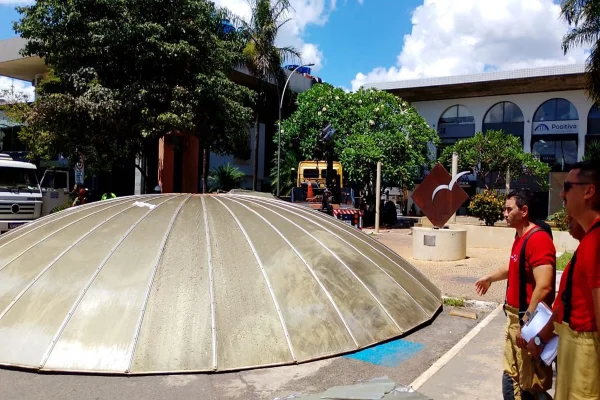 DF Legal remove coreto de praça em homenagem a Renato Russo; vídeo