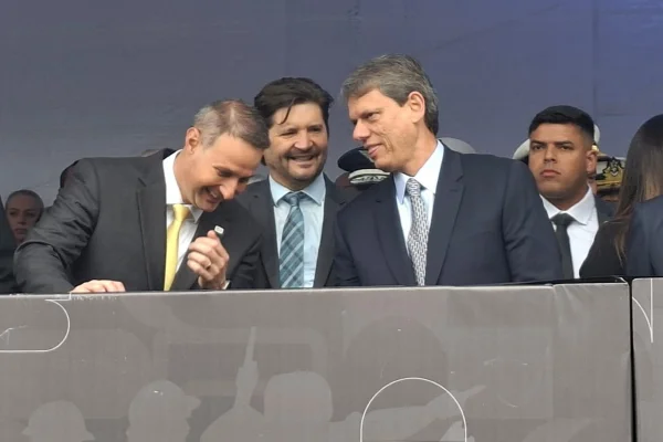 Tarcísio de Freitas, André do Prado e Guilherme Derrite durante solenidade que celebra os 93 anos da Revolução Constitucionalista de 1932 - Metrópoles