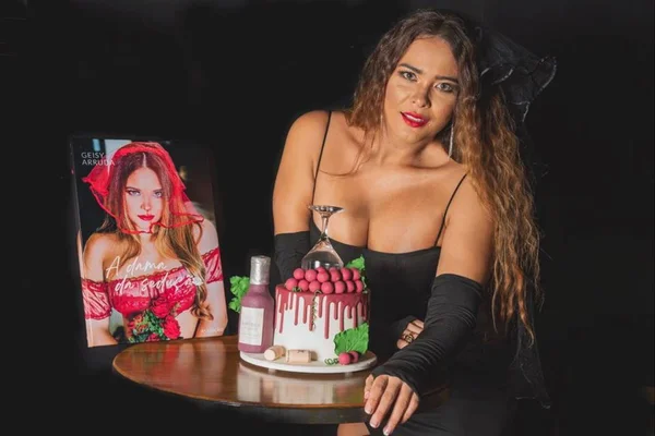 Padrasto sugar daddy: Geisy Arruda lança novo livro de contos eróticos