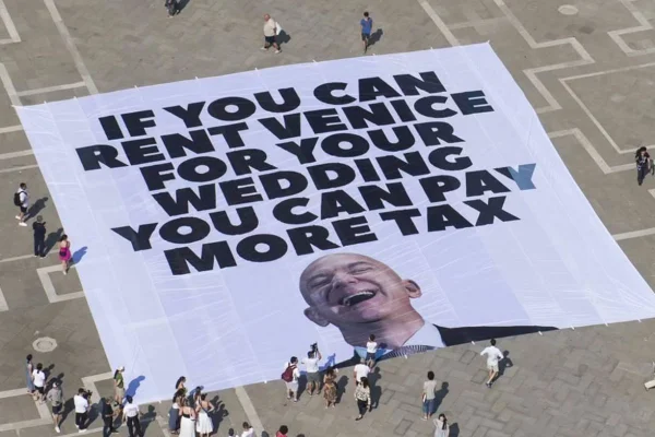 Cartaz do Greenpeace e da Everyone Hates Elon contra o casamento de Jeff Bezos, em Veneza - Metrópoles