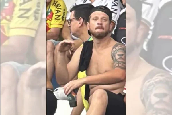 Torcedor do Brusque é flagrado imitando avião em jogo da Chapecoense
