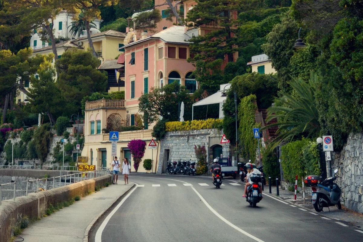 Estrada costeira em Camogli, na Riviera Italiana Estrada costeira em Camogli, na Riviera Italiana