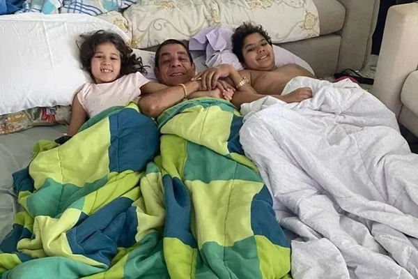 Zeca Pagodinho encanta seguidores ao fazer festa do pijama com netos