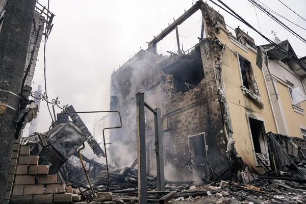 Um prédio residencial privado no distrito de Darnytskyi foi parcialmente destruído por um ataque de drone russo em 27 de dezembro de 2025 em Kiev