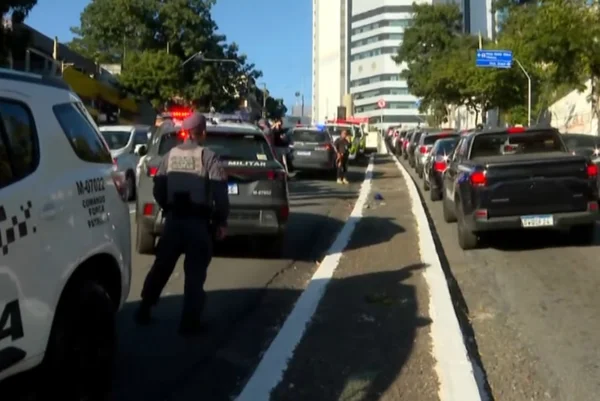 Imagem colorida de avenida onde suspeito foi baleado e morto pela PM. Metrópoles