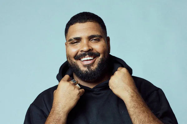 Paulo Vieira de moletom sorrindo - Metrópoles