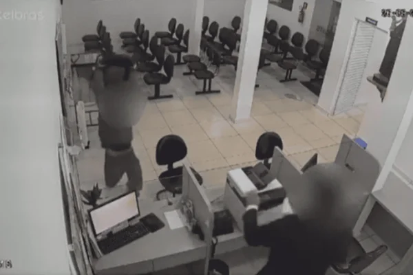 Imagem colorida de um homem segurando uma cadeira e quebrando um PS após ser impedido de acompanhar a mulher grávida - Metrópoles