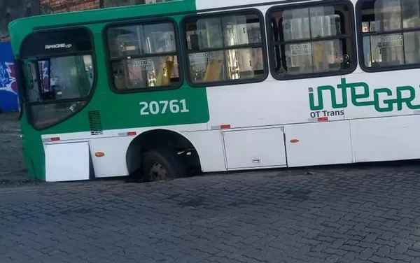 Em direção à delegacia, ônibus tem roda presa em bueiro após ser assaltado