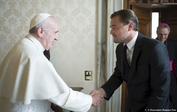 Ator Leonardo DiCaprio se encontra com Papa Francisco