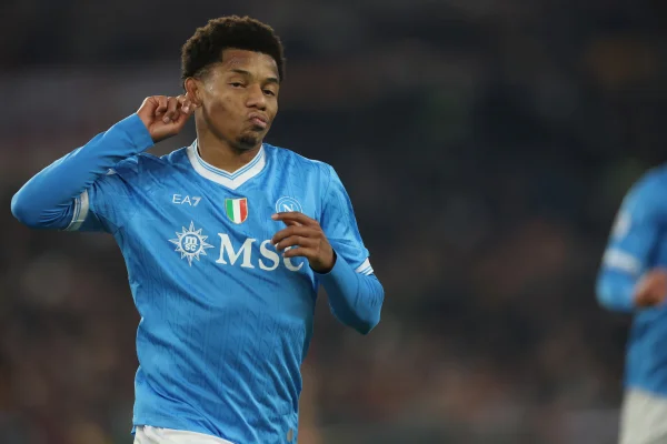 David Neres comemorando gol pelo Napoli em cima da Roma