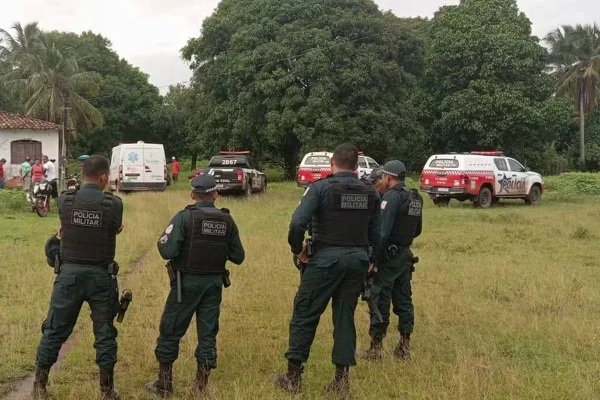 Foto colorida da Polícia Militar do Pará em ação para prender homem suspeito de estuprar e matar mulher de 89 anos - Metrópoles