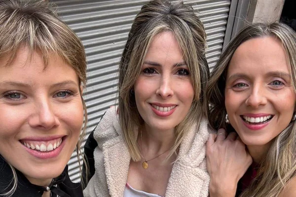foto colorida dos rostos de três mulheres brancas sorrindo - metrópoles