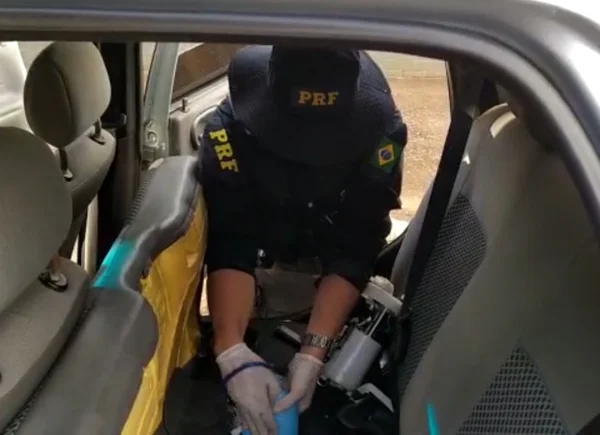 Dupla é presa com R$ 1 milhão em cocaína em tanque de combustível, em Goiás