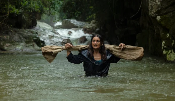 Dira Paes estreia como diretora no filme Pasárgada, exibido em Gramado