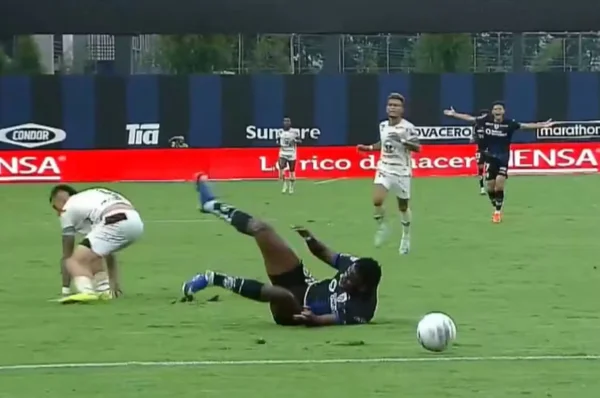 Imagem colorida de lesão grave no campeonato equatoriano- Metrópoles