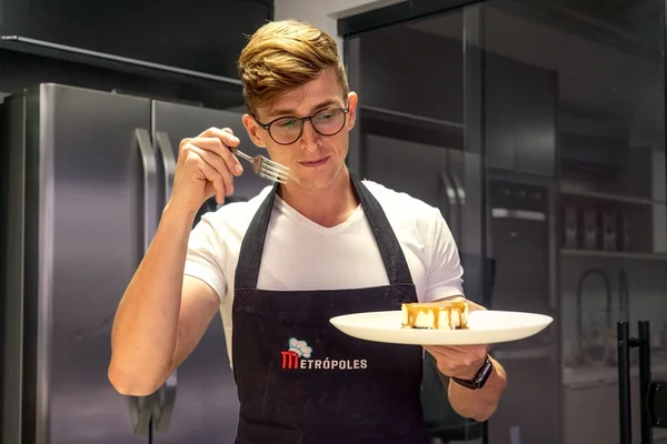 Cozinha de Solteiro: prepare um cheesecake com calda de doce de leite