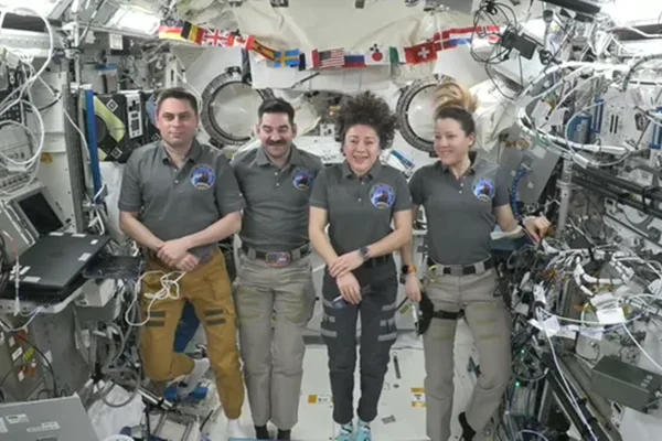foto colorida de astronautas à bordo de uma missão da Nasa - Metrópoles.