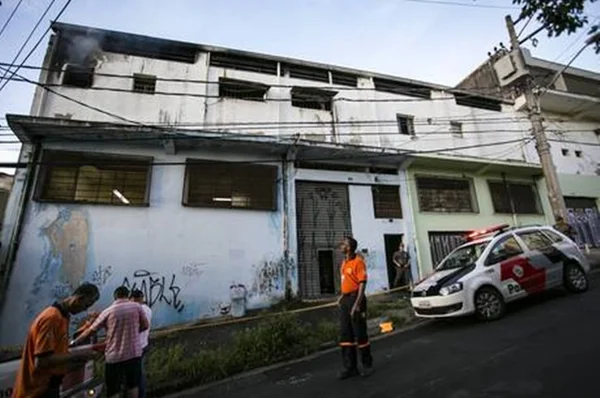 Incêndio atinge galpão da escola de samba Acadêmicos do Tucuruvi