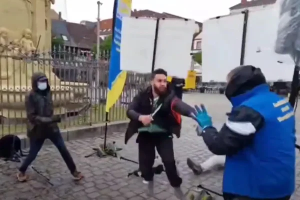 Homem ataca pessoas que participavam de live em reunião anti-islâmica na Alemanha esfaqueamento - Metrópoles