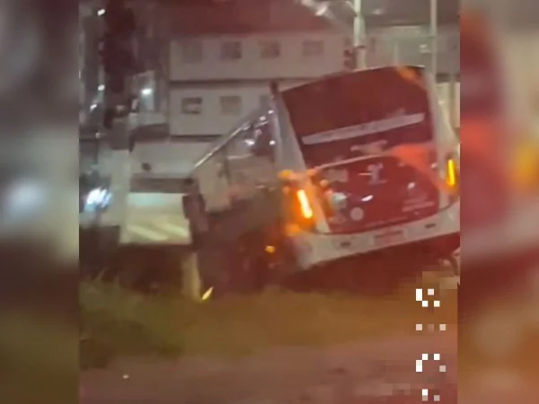 Ônibus sofre acidente e fica à beira de córrego