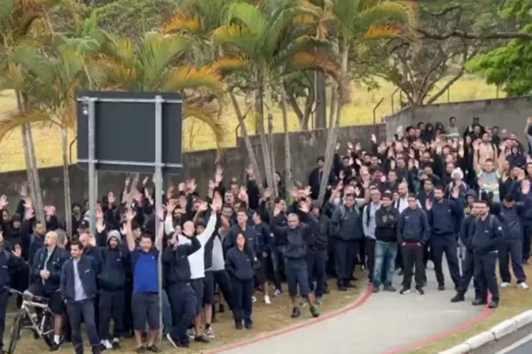 Imagem de trabalhadores da Embraer aprovando greve - Metrópoles