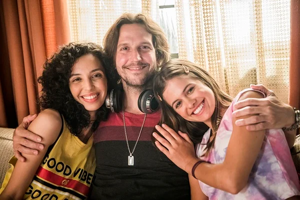 Neném (Vladimir Brichta) com as filhas Martina (Agnes Brichta) e Bianca (Sara Vidal)
