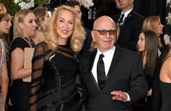 Jerry Hall e o magnata da mídia Rupert Murdoch anunciam noivado