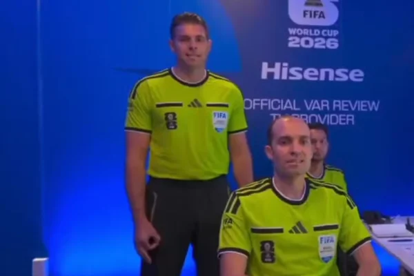 Fifa não punirá árbitro de vídeo acusado de fazer gesto supremacista