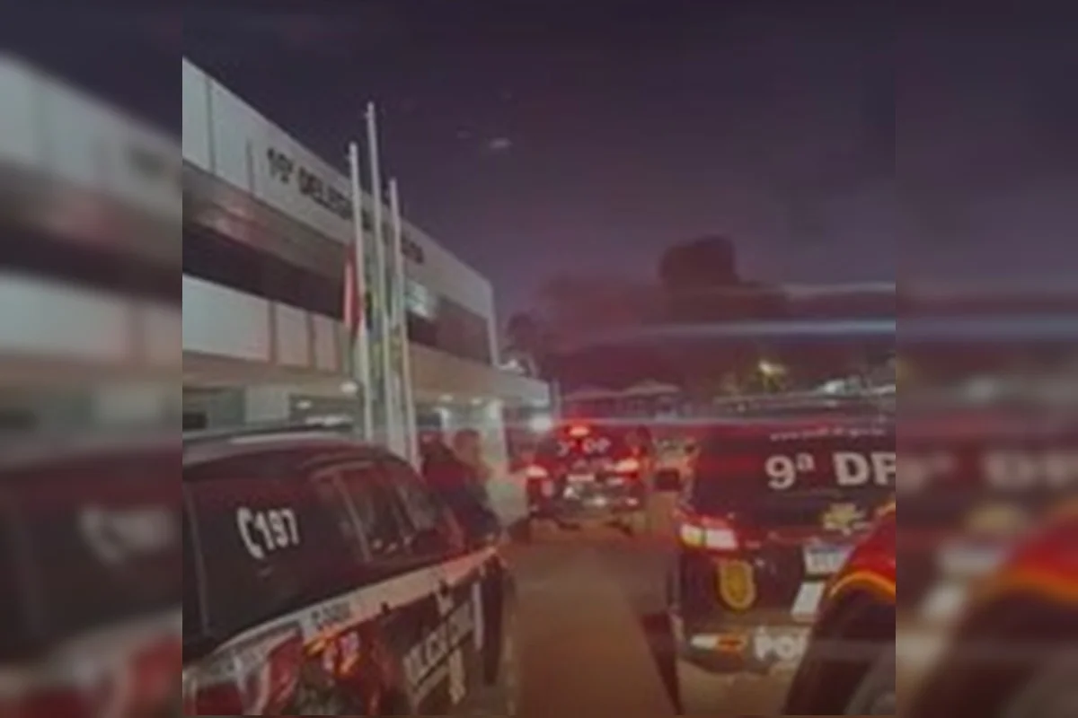 Foto em frente à delegacia na época da operação Foto em frente à delegacia na época da operação