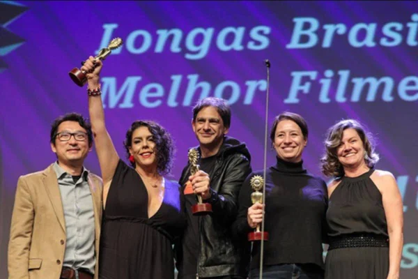 imagem colorida da equipe do filme oeste outra vez, vencedor do grande prêmio do festival de gramado