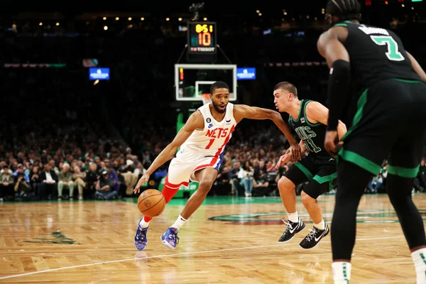 Mikal Bridges segurando oponente em quadra