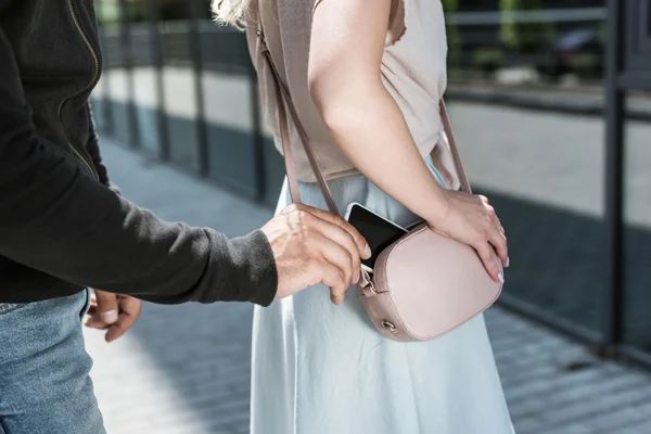 Imagem colorida de mulher sendo furtada - Metrópoles