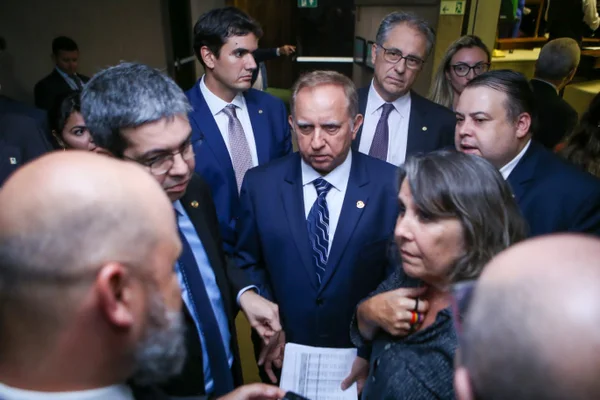 parlamentares conversando em pé