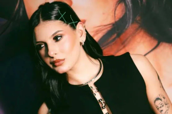 foto colorida Ana Castela com penteado Prep School Pin
