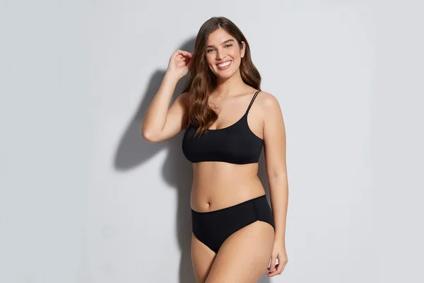 Modelo usando calcinha e sutiã pretos
