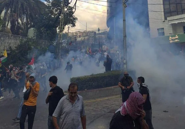 Imagens colorida de confronto entre polícia e manifestantes no Líbano - Metrópoles