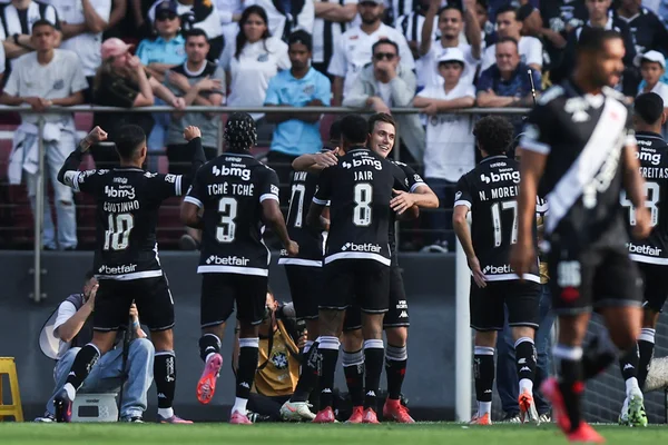 Foto colorida de Vasco x Santos - Metrópoles