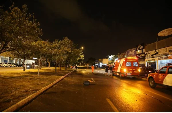 Motociclista morre após atropelar gari na 705 Norte
