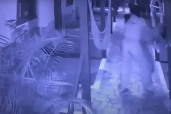 A agressão começou após a funcionária insistir que a policial usasse máscara