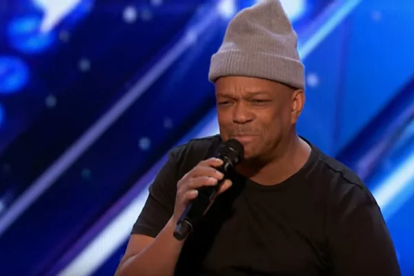 Cantor de metrô faz apresentação emocionante em programa de TV