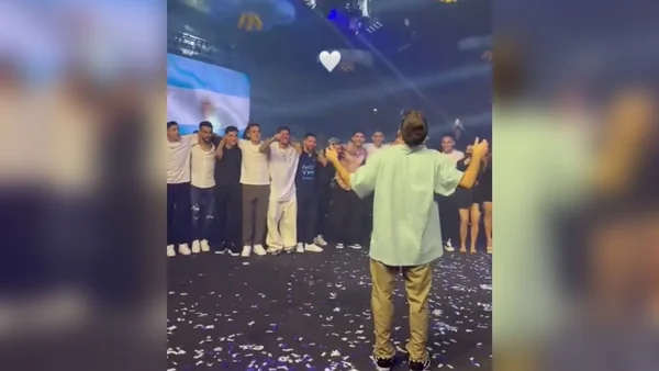 Com Messi dançarino, Argentina curte festa após vitória em amistoso
