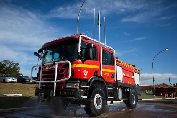 Bombeiros controlam incêndio em apartamento na 411 Sul