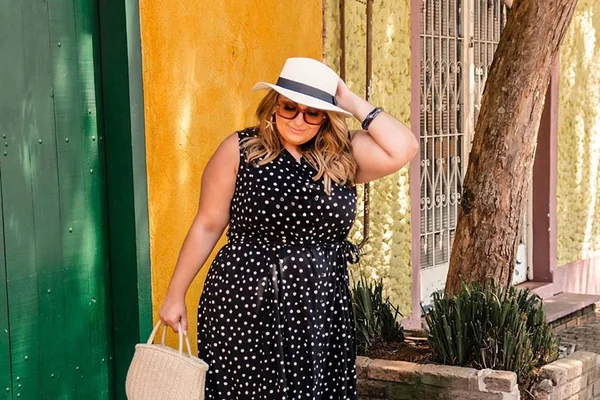 Modelo Débora Fernandes fala sobre a ascensão da moda plus size