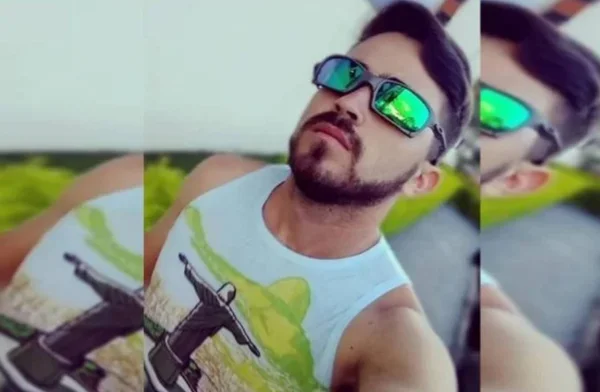 Imagem colorida de um homem com pele clara e barba, cabelo e bigode na cor preta - Metrópoles