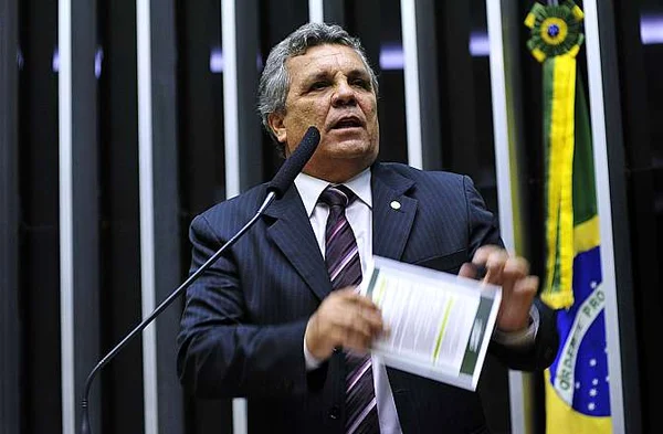 Alberto Fraga, da Bancada da Bala, pede a Temer aumento para policiais
