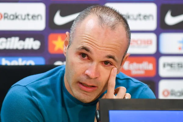 Foto colorida de Iniesta chorando - Metrópoles
