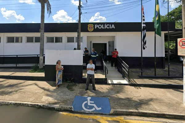 Imagem colorida da fachada da delegacia onde foi registrado o caso do professor de jiu-jitsu preso por estupro - Metrópoles